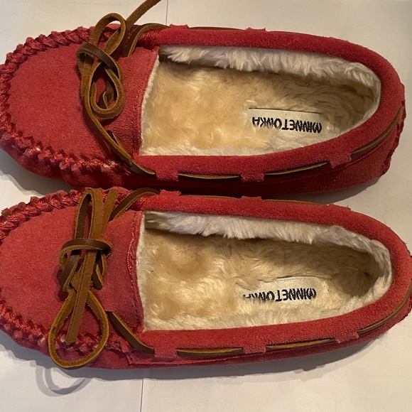 Kids Pink Minnetonka Moccasins. Size 12 - Picture 5 of 6